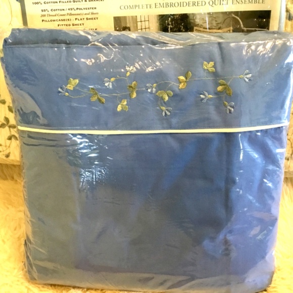 Brand new 8 piece king bedding set - Picture 3 of 4